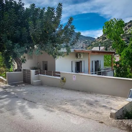 Ceronia Renovated House Near The Palaiokastro (Crete)